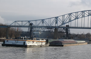 Tug boat pushes last barge of shipping season