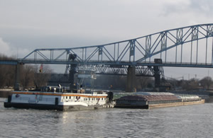  Tug boat pushes last barge of shipping season