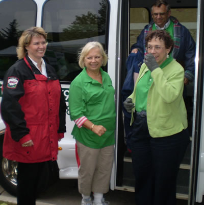 4 people getting off bus