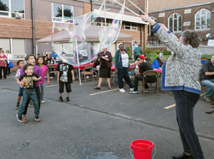 Photo of Anne White entertaining kids at Celebrate Snelling event.