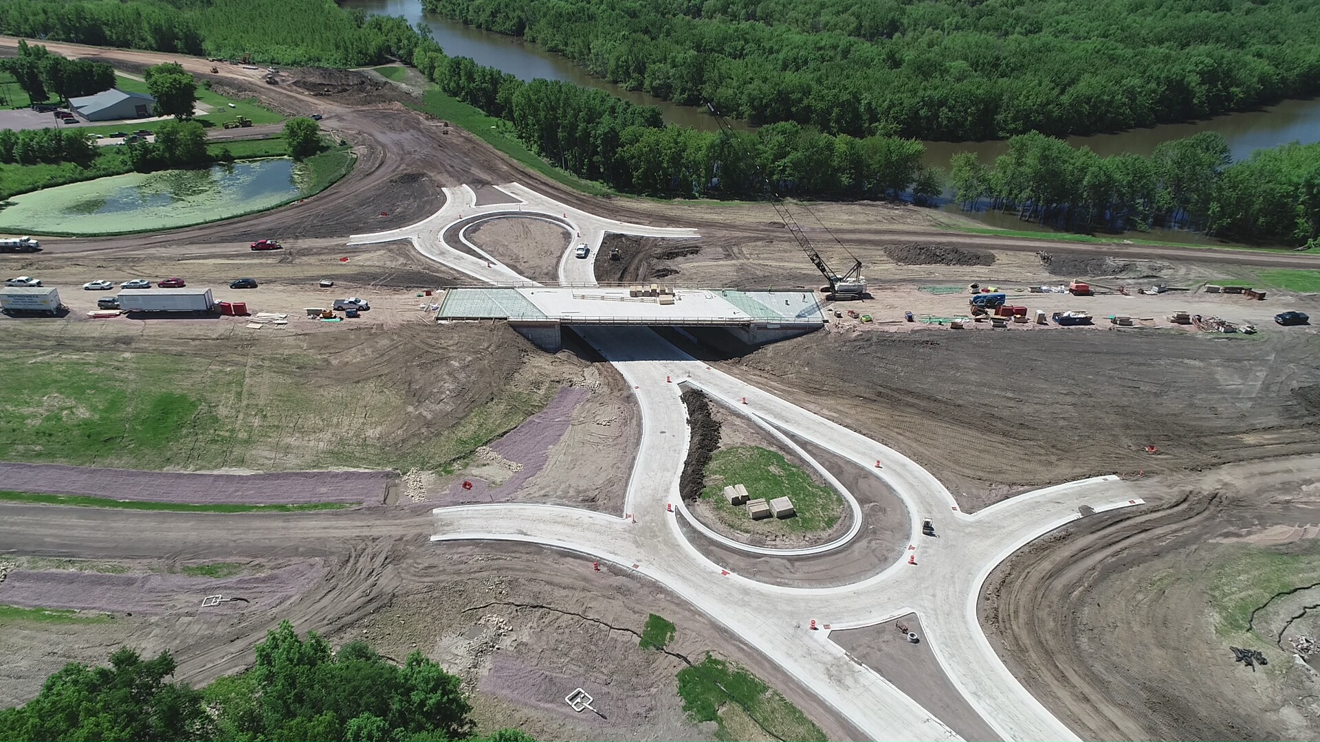 Overhead view of a figure-8-shaped interchange
