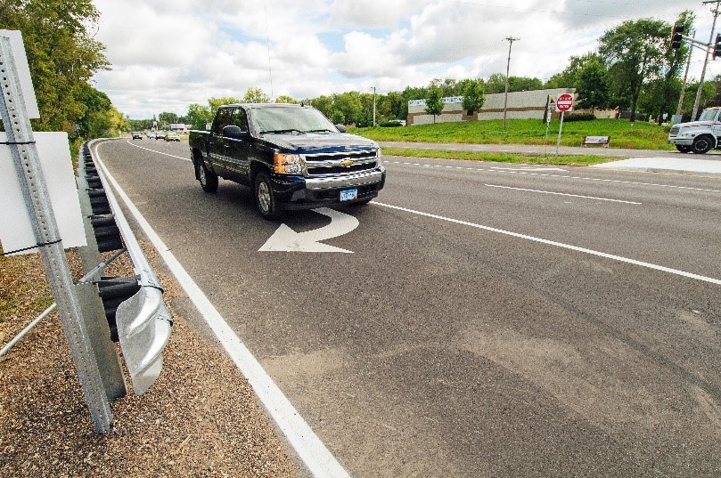 Photo: a truck in a right-turn lane